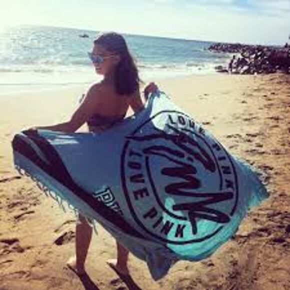 VICTORIA'S SECRET AquaThrow Beach Blanket VACATION TRAVEL CRUISE RESORT VS PINK - Picture 1 of 5